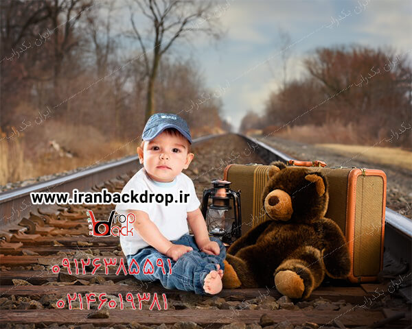 بک گراند عکاسی فضای باز ریل قطار و چمدان کودکانه کد IBD-5687